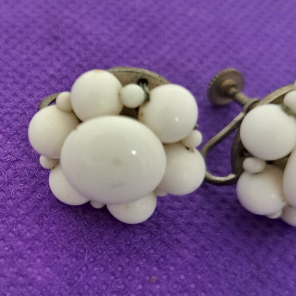 Vintage White Plastic Screw Back Earrings - Picture 3 of 6